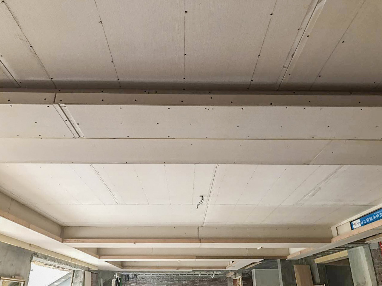 瑞士半山装修工程天花板装饰实拍图