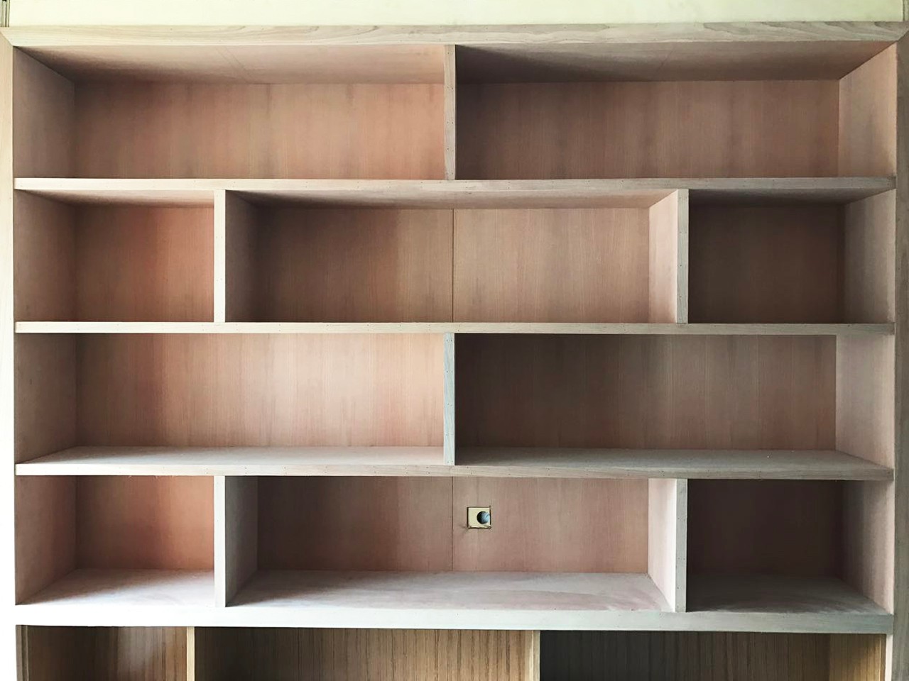 瑞士半山墙面实木柜架装饰实拍图