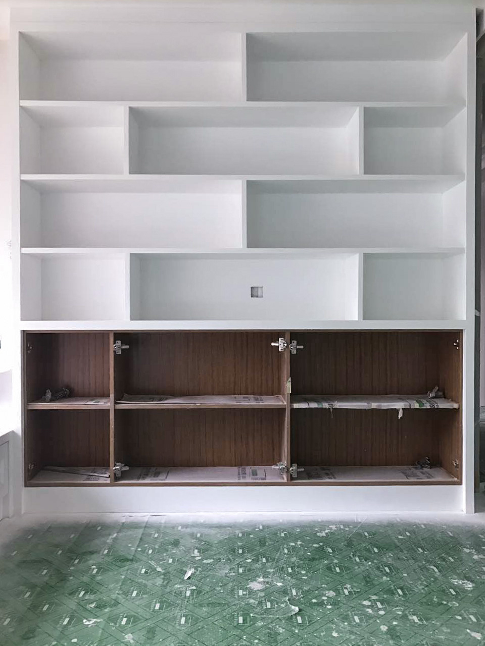 瑞士半山墙面实木柜架防御装饰实拍图