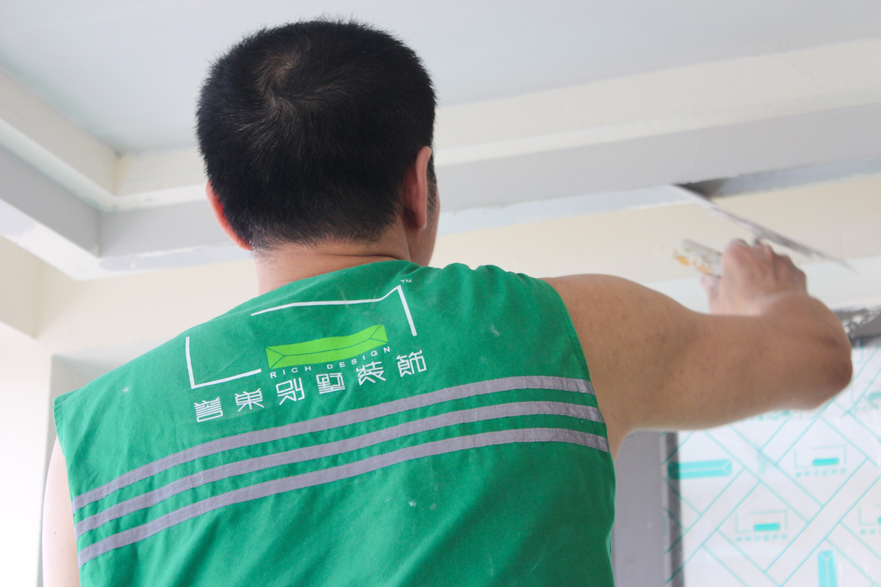 瑞士半山别墅天花腻子装饰实拍图